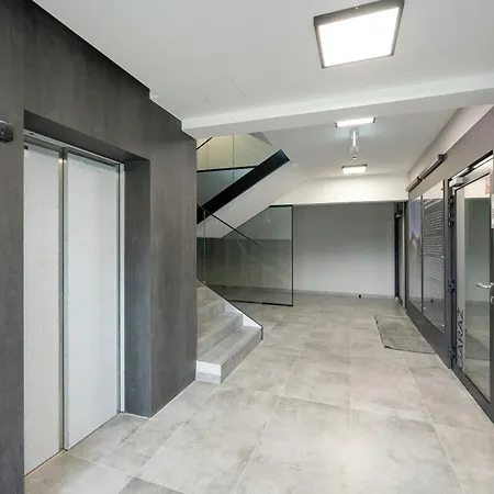 Stylish One Bedroom In With Free Parking And Balcony By Renters Appartement *