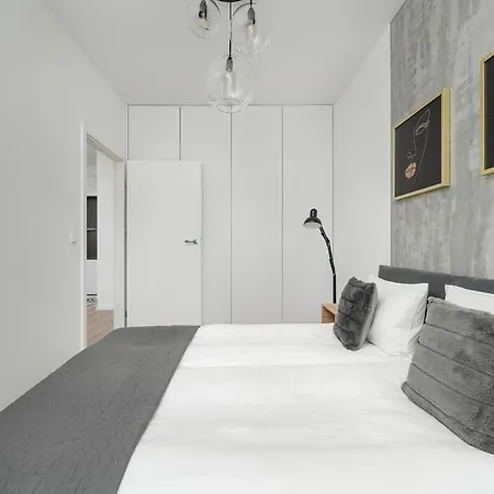 Apartmán Stylish One Bedroom In With Free Parking And Balcony By Renters Vratislav